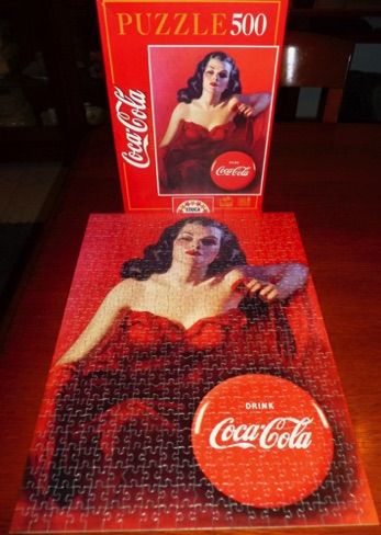 02528-2 € 15,00 coca cola puzzel 500 stukjes dame met rode jurk.jpeg